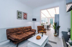 The Lyme Lounge by Parydise Properties - Spacious 3-Bed with Free Parking - Perfect for Business & Family